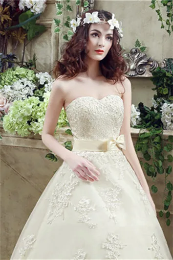 Sweetheart Lace Appliques Light Champagne Wedding Dresses